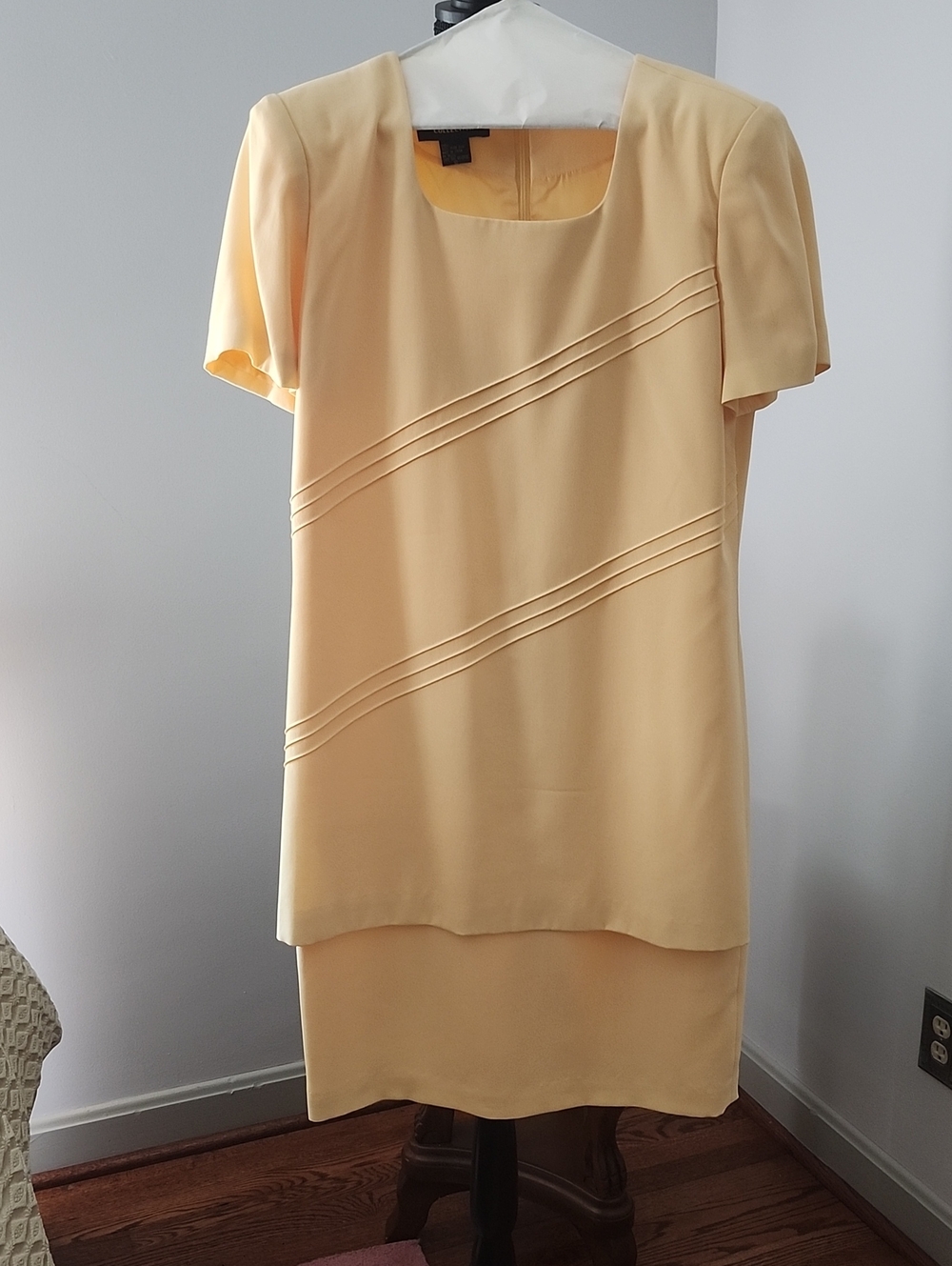 Elegant Pale Yellow Women's Short-Sleeve Dress